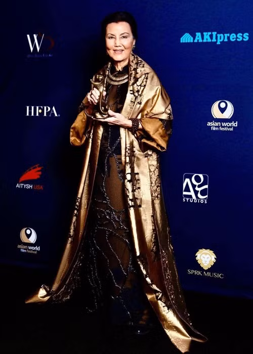 Theo Một thế giới, tháng 3/2021, ban tổ chức Liên hoan phim Thế giới châu Á (The Asian World Film Festival – viết tắt AWFF) tại Mỹ công bố, diễn viên Kiều Chinh giành giải “Thành tựu trọn đời” - Snow Leopard (Báo Tuyết). Ảnh: Tiền Phong