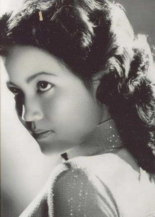 Ve dep diem le cua minh tinh Kieu Chinh ngay tre