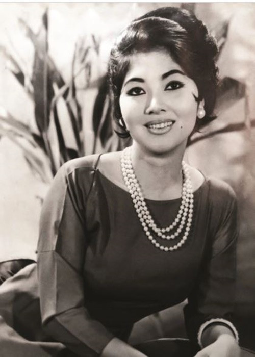 Thẩm Thúy Hằng còn thử sức mình ở kịch nghệ, cải lương, tân nhạc. Bà từng tham gia các vở kịch "Sông dài", "Vũ điệu trong bóng mờ", "Người mẹ già", gây ấn tượng khi vào vai vũ nữ Cẩm Lệ trong vở cải lương "Bóng chim tăm cá" của đoàn Thanh Minh - Thanh Nga. Ảnh: Zing