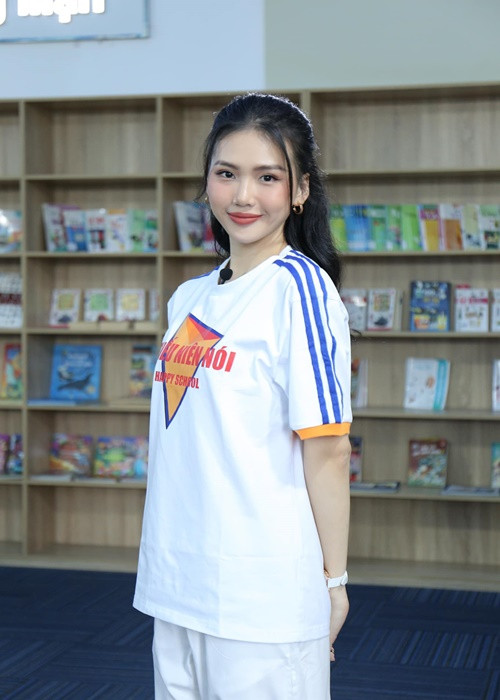 Dù mặc gợi cảm hay kín đáo, Quỳnh Hoa đều thu hút mọi ánh nhìn. Ảnh: FBNV