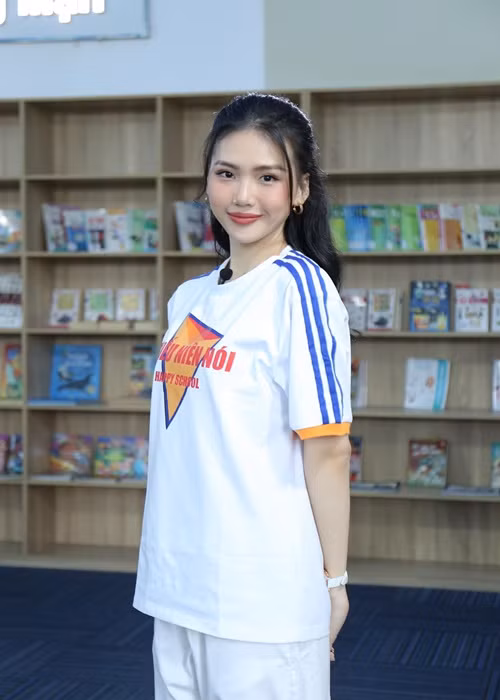 Dù mặc gợi cảm hay kín đáo, Quỳnh Hoa đều thu hút mọi ánh nhìn. Ảnh: FBNV