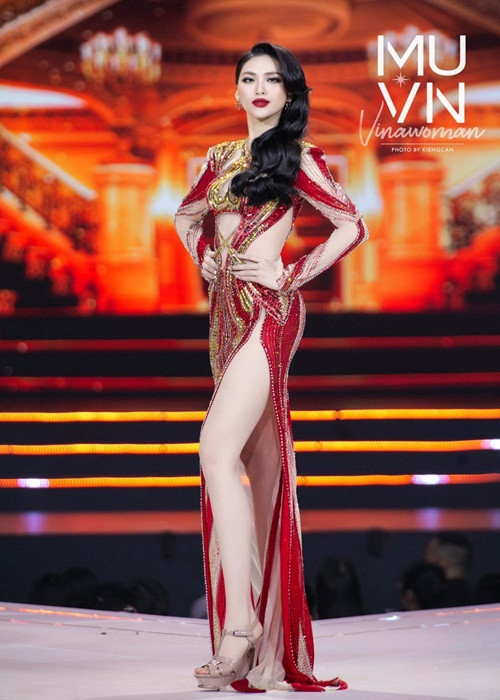 Nữ người mẫu đẹp lộng lẫy trên sân khấu Hoa hậu Hoàn vũ Việt Nam 2022. Ảnh: FBNV