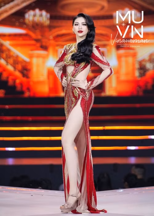 Nữ người mẫu đẹp lộng lẫy trên sân khấu Hoa hậu Hoàn vũ Việt Nam 2022. Ảnh: FBNV