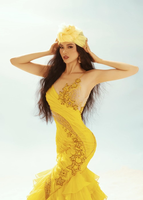 Trẻ trung, xinh đẹp, Quỳnh Hoa được nhiều người theo đuổi. Năm 2019, trong cuộc phỏng vấn trên Vietnamnet, Quỳnh Hoa cho biết, cô bị rất nhiều đại gia gạ gẫm, thậm chí có người muốn trả 1 triệu USD để ngã giá. Ảnh: FBNV