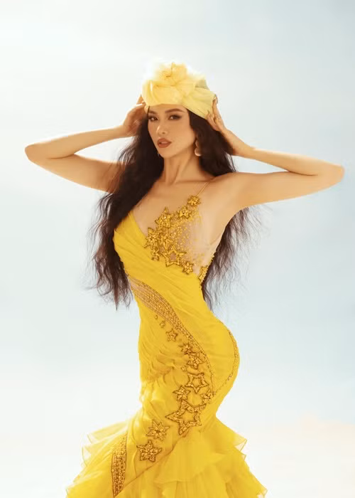 Trẻ trung, xinh đẹp, Quỳnh Hoa được nhiều người theo đuổi. Năm 2019, trong cuộc phỏng vấn trên Vietnamnet, Quỳnh Hoa cho biết, cô bị rất nhiều đại gia gạ gẫm, thậm chí có người muốn trả 1 triệu USD để ngã giá. Ảnh: FBNV