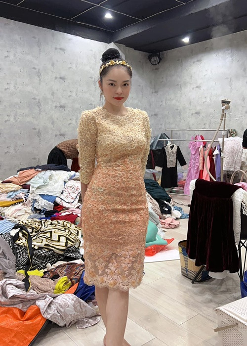 Một mình nuôi hai con trai, Dương Cẩm Lynh vừa tham gia sự kiện giải trí vừa livestream bán hàng.