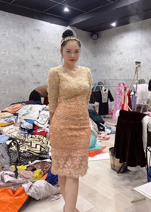 Một mình nuôi hai con trai, Dương Cẩm Lynh vừa tham gia sự kiện giải trí vừa livestream bán hàng.