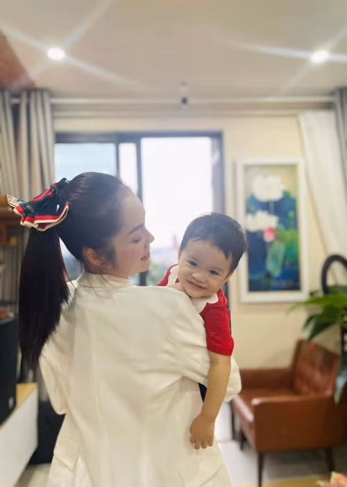 Con trai thứ hai của Dương Cẩm Lynh tên Liam, 18 tháng tuổi.