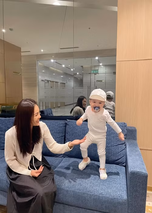 Ngay khi lộ diện, bé Liam chiếm được cảm tình của khán giả yêu mến Dương Cẩm Lynh bởi vẻ ngoài đáng yêu.