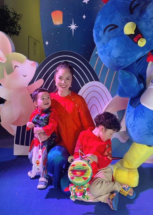 Bé Liam đáng yêu khi mặc áo dài đón Trung thu 2022.