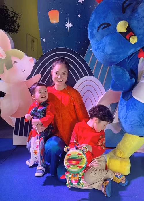 Bé Liam đáng yêu khi mặc áo dài đón Trung thu 2022.