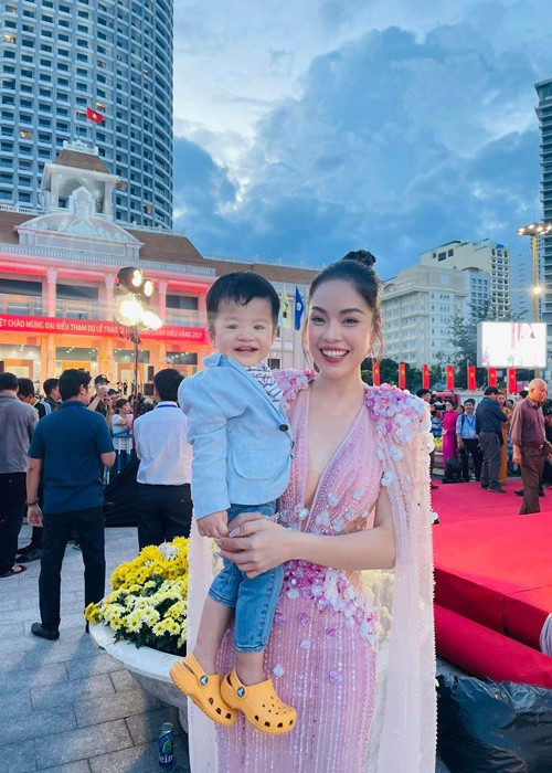 Dương Cẩm Lynh đưa con trai thứ hai cùng tham gia lễ trao giải Cánh diều vàng 2021 diễn ra gần đây.