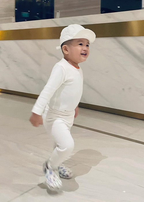 Nhóc tì thứ hai nhà Dương Cẩm Lynh hay cười. Theo nữ diễn viên, bé Liam lém lỉnh, rất nghe lời.