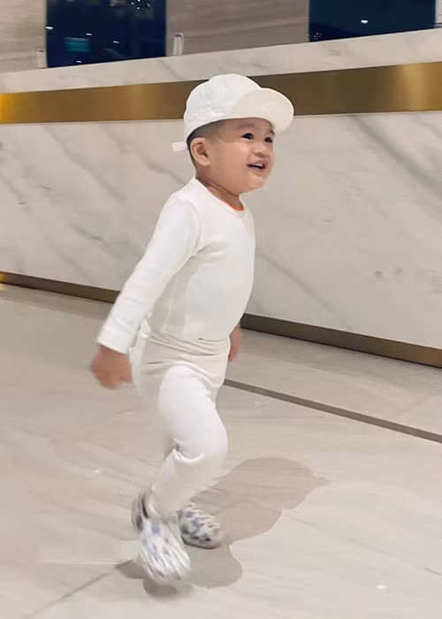 Nhóc tì thứ hai nhà Dương Cẩm Lynh hay cười. Theo nữ diễn viên, bé Liam lém lỉnh, rất nghe lời.