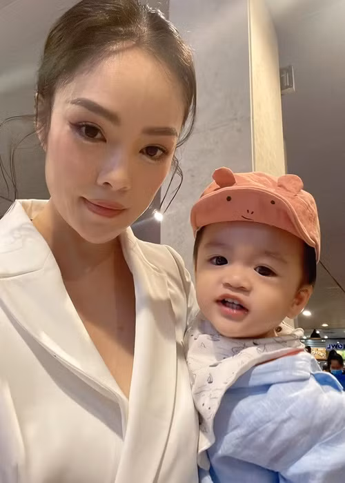 Nữ diễn viên Dương Cẩm Lynh bí mật mang bầu và sinh con con trai thứ hai.