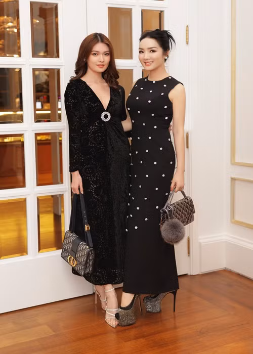 Có con gái cùng độ tuổi với Á hậu Thùy Dung, Giáng My trẻ trung, xinh đẹp không kém đàn em.