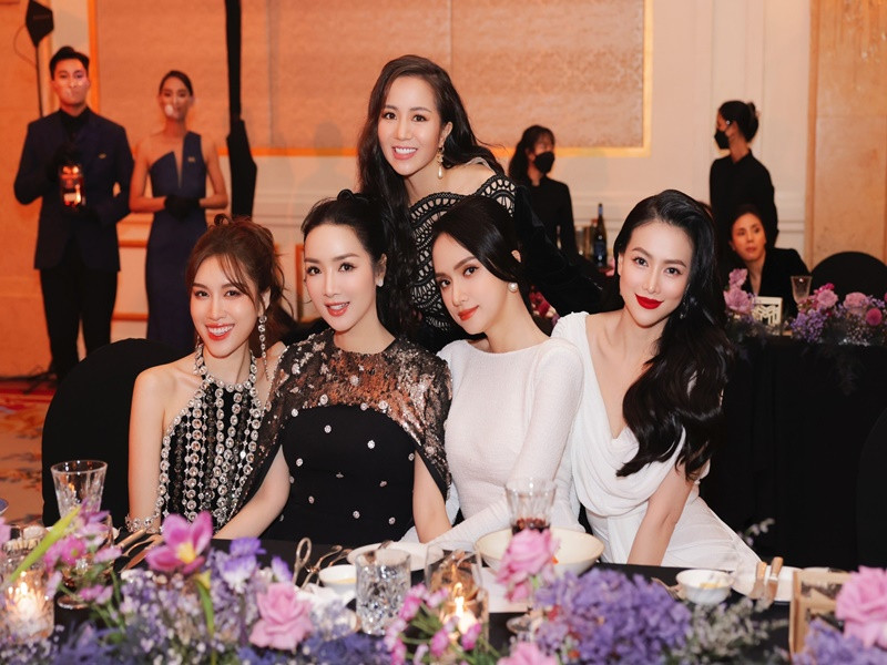  Hoa hậu Đền Hùng đọ sắc Hương Giang (thứ hai bên phải) và Hoa hậu Trái đất 2018 Phương Khánh (ngoài cùng bên phải).