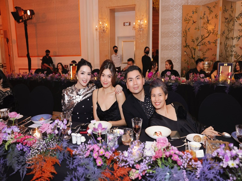 Giáng My chụp ảnh cùng Á hậu Lệ Hằng (thứ hai bên trái).