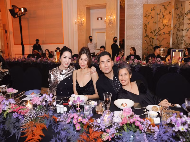 Giáng My chụp ảnh cùng Á hậu Lệ Hằng (thứ hai bên trái).