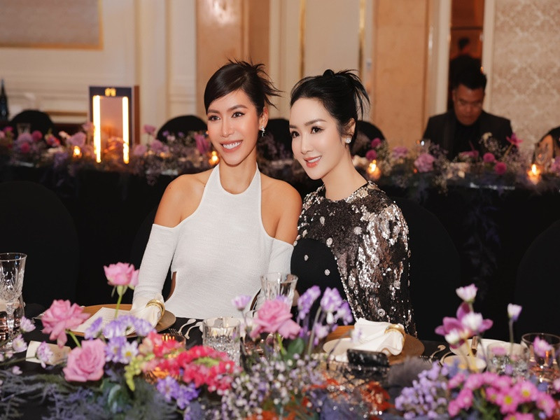 Siêu mẫu Minh Tú gợi cảm bên Giáng My.