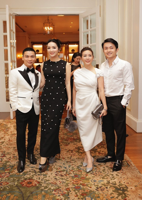 Giáng My đọ sắc cùng Hoa hậu Thu Hoài.