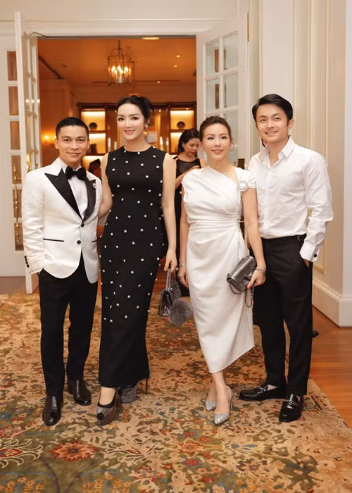 Giáng My đọ sắc cùng Hoa hậu Thu Hoài.