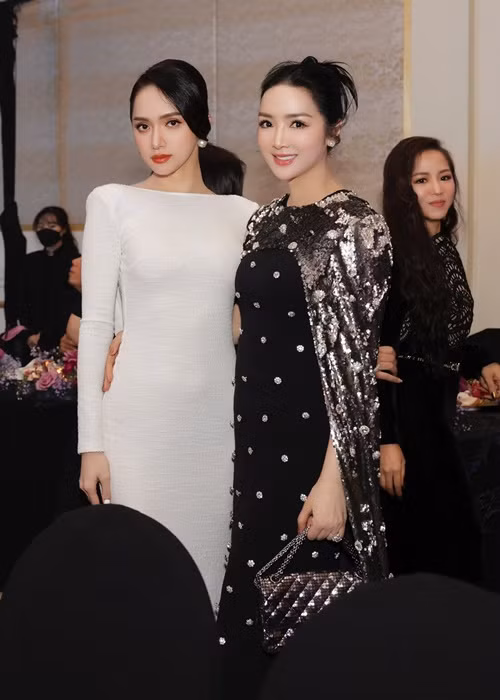 Giáng My khoe nhan sắc không tuổi bên dàn mỹ nhân kém tuổi.