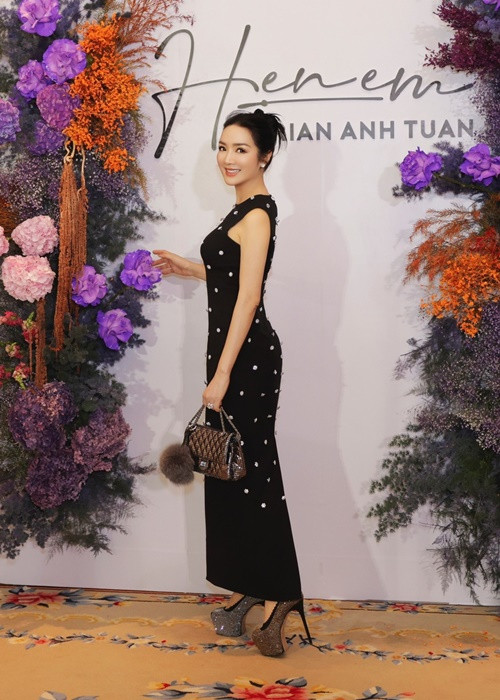 Tối ngày 29/9, Hoa hậu Giáng My tham gia buổi tiệc của NTK Adrian Anh Tuấn. Người đẹp diện váy ánh xám kín đáo, lịch lãm, lựa chọn phong cách trang điểm trong veo và kiểu tóc tối giản.