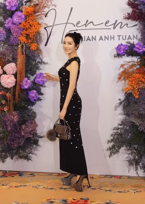 Tối ngày 29/9, Hoa hậu Giáng My tham gia buổi tiệc của NTK Adrian Anh Tuấn. Người đẹp diện váy ánh xám kín đáo, lịch lãm, lựa chọn phong cách trang điểm trong veo và kiểu tóc tối giản.