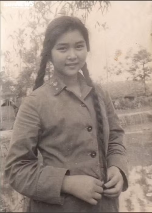 Nghệ sĩ Thanh Loan để tóc dài, tết hai bên. Ảnh: VTC News