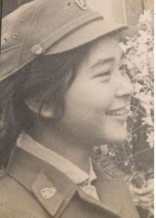 Chia sẻ với Quân đội nhân dân, bà cho biết, khi 15 tuổi, bà vào công tác tại Đoàn kịch nói Tổng cục Chính trị, sau đó được cử đi học ở Trường Đại học Văn hóa nghệ thuật Quân đội. Tháng 2/1967, bà được mang quân hàm binh nhì. Sau đó, nữ nghệ sĩ chuyển công tác sang làm phát thanh viên của Truyền hình Quân đội nhân dân rồi lại sang làm ở Truyền hình Công an nhân dân. Trước khi nghỉ hưu, bà là Phó giám đốc Điện ảnh Công an nhân dân. Ảnh: VTC News