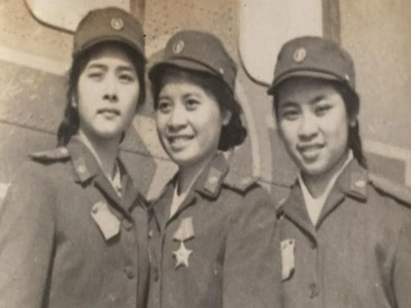NSƯT Thanh Loan (ngoài cùng từ trái qua) trẻ trung khi vừa nhập ngũ. Ảnh: Quân đội nhân dân