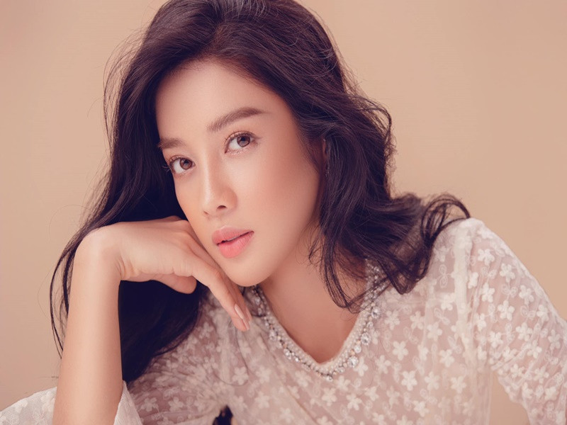 Nhờ dao kéo, gương mặt của Trình Mỹ Duyên trở nên thanh tú hơn.