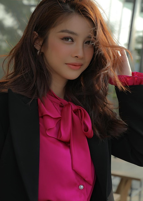 Trình Mỹ Duyên sinh năm 1995, đến từ Tuyên Quang. Sau khi tham gia các cuộc thi nhan sắc, gameshow như: Hoa hậu Biển Việt Nam 2016, Hoa hậu Hoàn vũ Việt Nam 2017, Gương mặt thương hiệu 2017, cô tập trung cho sự nghiệp diễn xuất.