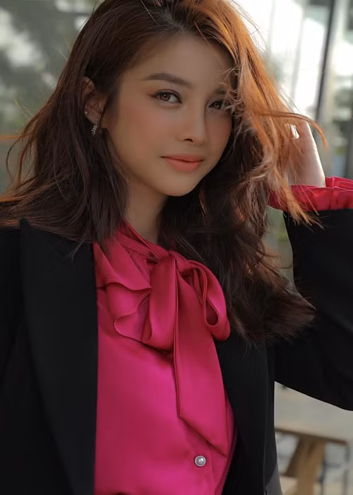 Trình Mỹ Duyên sinh năm 1995, đến từ Tuyên Quang. Sau khi tham gia các cuộc thi nhan sắc, gameshow như: Hoa hậu Biển Việt Nam 2016, Hoa hậu Hoàn vũ Việt Nam 2017, Gương mặt thương hiệu 2017, cô tập trung cho sự nghiệp diễn xuất.