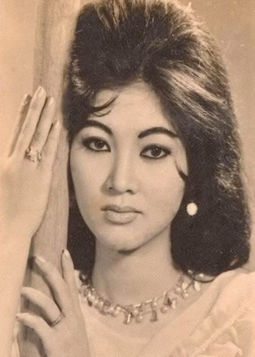 Hồng Ánh tiếc thương trước sự ra đi của “Người đẹp Bình Dương”: “Hôm nay được tin cô chia tay cõi tạm những hình ảnh của buổi xem kịch ngày bé ùa về. Tạm biệt cô, một minh tinh màn bạc, một nghệ sĩ sân khấu. Hôm nay ngày Tết của nghệ sĩ, ngày giỗ Tổ sân khấu chắc cô hạnh phúc lắm. Mong cô an nghỉ”. Ảnh: Zing