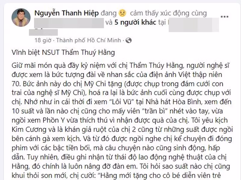 Đạo diễn Thanh Hiệp chia sẻ, sinh thời, nghệ sĩ Thẩm Thúy Hằng luôn nâng đỡ đàn em. “Tôi hỏi sao suất nào chị cũng khui thỏi son mới, chị cười: “Hằng mới tặng cho cô bé diễn viên trẻ trong đoàn rồi, nên xài cây mới. Lát coi ai thiếu thì tặng nữa, rồi mai mua cây khác”, đạo diễn Thanh Hiệp kể. Ảnh chụp màn hình