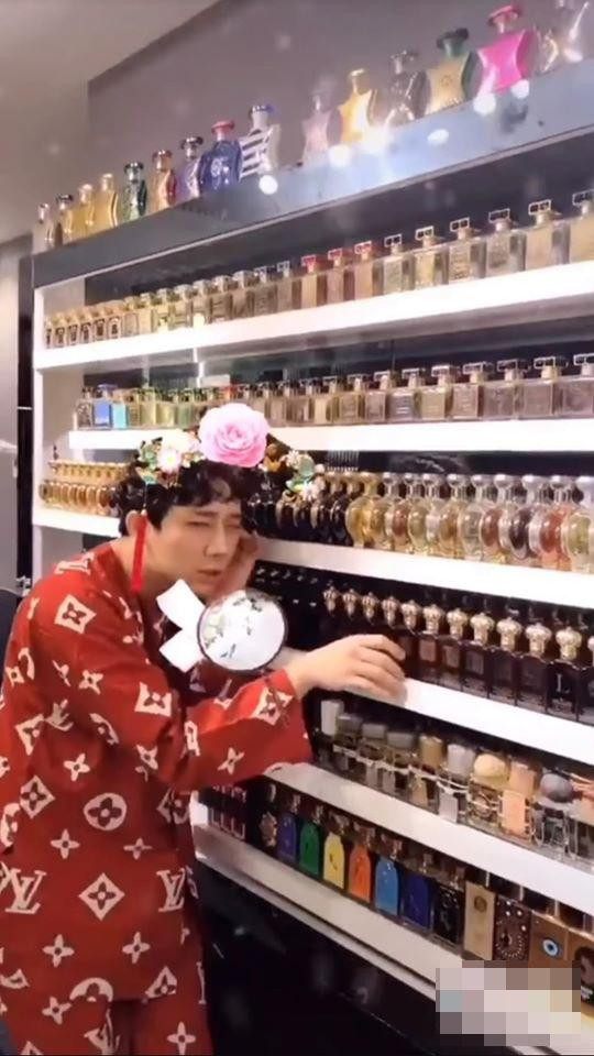 MC sở hữu trong nhà hơn 200 nước hoa từ nhiều thương hiệu nổi tiếng trên thế giới. Trong đó có những chai thuộc phiên bản giới hạn, cực kỳ hiếm và khó tìm mua được. Dân sành chơi ước tính, bộ sưu tập "hương thơm" của anh có giá khoảng hơn 2 tỷ đồng.