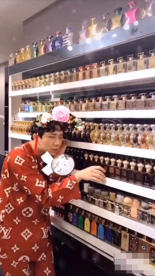 MC sở hữu trong nhà hơn 200 nước hoa từ nhiều thương hiệu nổi tiếng trên thế giới. Trong đó có những chai thuộc phiên bản giới hạn, cực kỳ hiếm và khó tìm mua được. Dân sành chơi ước tính, bộ sưu tập "hương thơm" của anh có giá khoảng hơn 2 tỷ đồng.