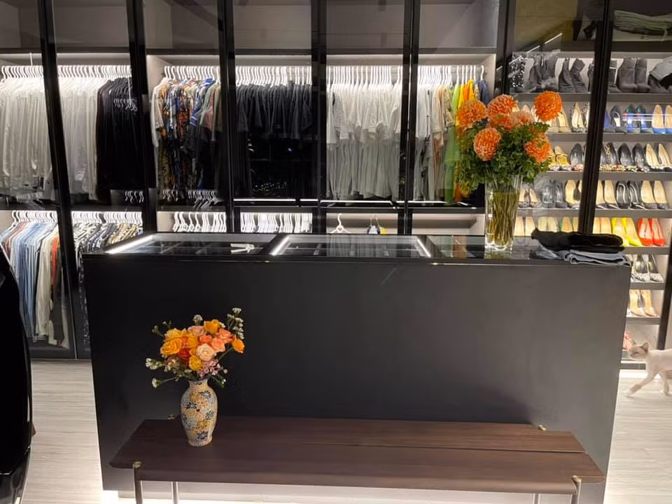 Bên trong căn hộ, Trấn Thành dành một gian phòng riêng "trưng bày" loạt tủ đồ quần áo, giày dép.