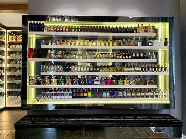 Anh thiết kế riêng 1 căn phòng để trưng bày bộ sưu tập nước hoa, phụ kiện thời trang...