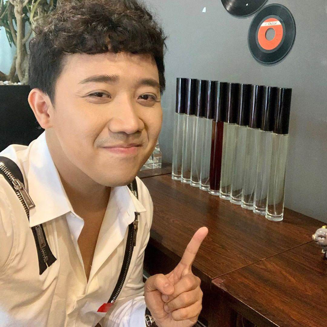 Không có thiết kế quá xa hoa và lộng lẫy, nhưng đây là dòng nước hoa siêu hiếm từng làm Trấn Thành phải phát cuồng. Theo nam MC chia sẻ, dù vẻ ngoài khá đơn giản nhưng anh vẫn sẵn sàng chi mạnh tay để sở hữu vì đây đều là những chai nước hoa có mùi hương tinh tế, pha chế kì công và không phải ai có tiền cũng dễ dàng rước về được.