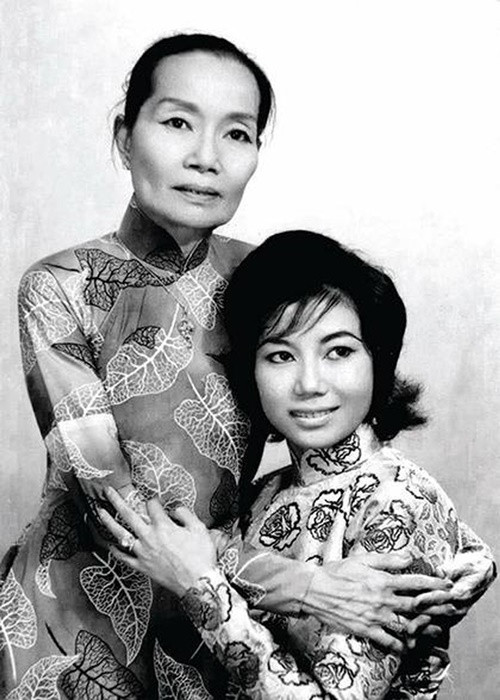 Năm 9 tuổi, bố của nghệ sĩ Kim Cương - ông bầu Cương qua đời. Từ đó, gia đình bà đối mặt với nhiều khó khăn. Nghệ sĩ Bảy Nam không muốn con gái theo nghề hát nên gửi con gái vào trường dòng. Năm 19 tuổi, Kim Cương thi rớt tú tài. Khi về thăm mẹ, bà trở lại sân khấu. Gia đình ban đầu chỉ muốn để bà quay lại thời gian ngắn rồi về trường tiếp tục học nhưng không ngờ vai diễn của bà trong vở "Giai nhân và ác quỷ” gây sốt. Từ đó, Kim Cương trở thành đào chính và gánh vác đoàn hát của gia đình. Ảnh: PLO