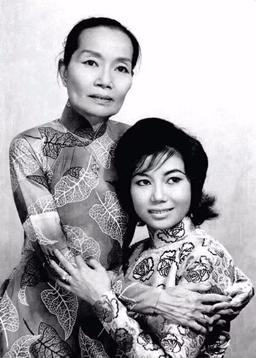 Năm 9 tuổi, bố của nghệ sĩ Kim Cương - ông bầu Cương qua đời. Từ đó, gia đình bà đối mặt với nhiều khó khăn. Nghệ sĩ Bảy Nam không muốn con gái theo nghề hát nên gửi con gái vào trường dòng. Năm 19 tuổi, Kim Cương thi rớt tú tài. Khi về thăm mẹ, bà trở lại sân khấu. Gia đình ban đầu chỉ muốn để bà quay lại thời gian ngắn rồi về trường tiếp tục học nhưng không ngờ vai diễn của bà trong vở "Giai nhân và ác quỷ” gây sốt. Từ đó, Kim Cương trở thành đào chính và gánh vác đoàn hát của gia đình. Ảnh: PLO