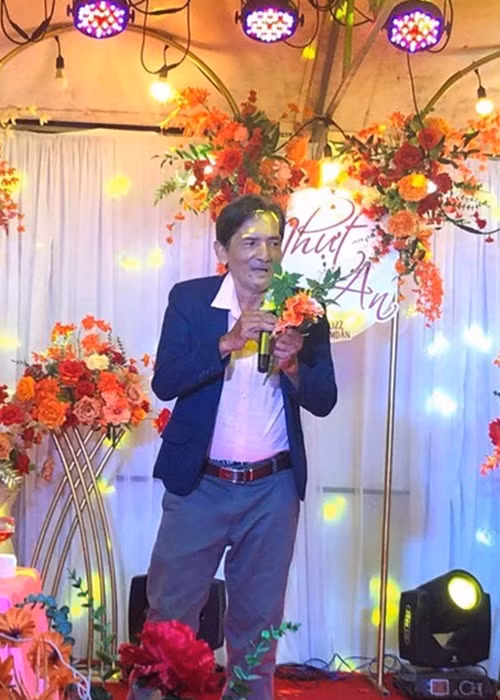 Thấy Thương Tín muốn đi hát kiếm tiền, Tô Hiếu cũng tìm show cho nam diễn viên. Ảnh: Người lao động