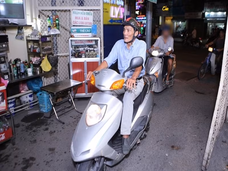 Trước khi đột quỵ, Thương Tín miệt mài trên phim trường kiếm sống. Để tiết kiệm tiền, ông toàn chạy xe máy. Rồi có những hôm đóng phim xong thì trời đã khuya ông vẫn đi xe về nhà vì sợ tốn tiền thuê nhà trọ nếu ở lại. Ảnh: Zing