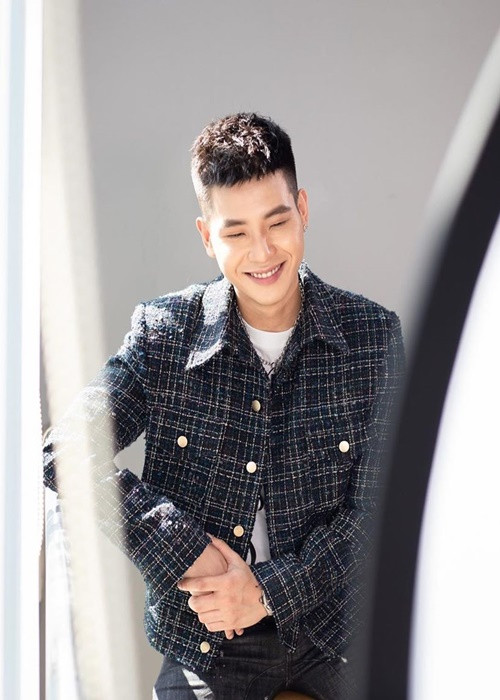 Trong mắt bà xã Trường Giang, Quân A.P có "gương mặt em bé". Ảnh: FBNV