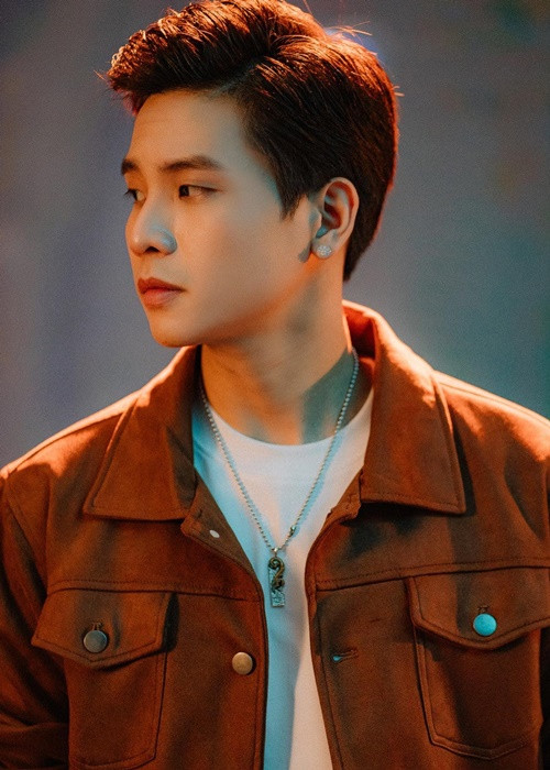 Quân A.P bắt đầu nổi lên nhờ những bản cover. Ảnh: FBNV