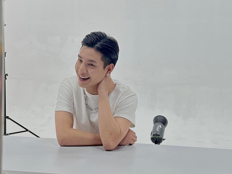 Anh dễ dàng khiến fan nữ “đổ gục” từ cái nhìn đầu tiên nhờ nụ cười tỏa nắng. Ảnh: FBNV