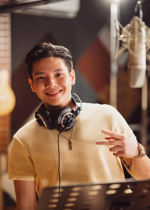 Làn da của nam ca sĩ trắng không tì vết khiến nhiều cô gái phải ghen tỵ. Ảnh: FBNV